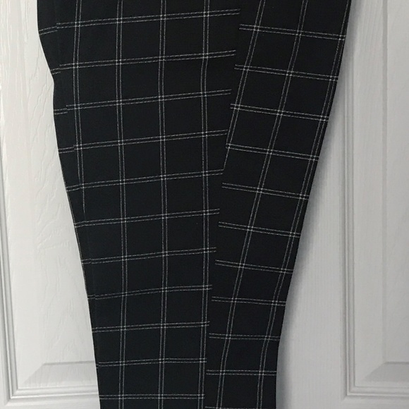 GAP Black and White Plaid Capri pants - Picture 2 of 3